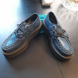 Iconic TUK creepers in metallic blue